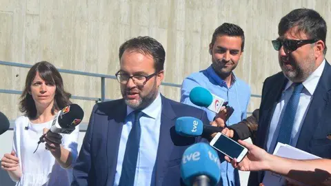 Los abogados de la S.D.Huesca a las puertas del juzgado