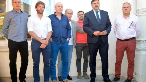 Manuel Torres (en traje) junto al resto de consejeros de la S.D. Huesca