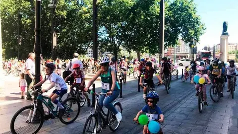 Ataviados con cascos y globos de colores, los peque&ntilde;os han recorrido todo el centro de la ciudad
