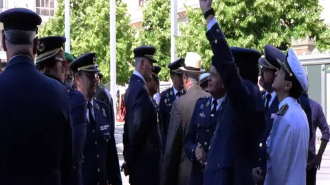 Los militares han asistido al izado de la bandera en Plaza Espa&ntilde;a