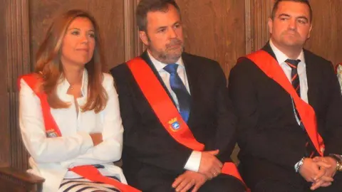 Cadena (Cs, en el centro) junto a Ana Al&oacute;s (PP) y Antonio Laborda (Vox) 
