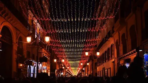 Las luces led rojas y amarillas han revestido la b&oacute;veda de la emblem&aacute;tica calle
