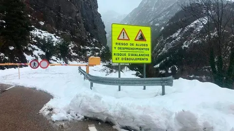 El acceso al Balneario de Panticosa es una de las v&iacute;as afectadas por la nieve