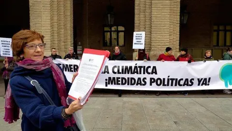Una representaci&oacute;n de la Alianza por la Emergencia Clim&aacute;tica en Arag&oacute;n se ha concentrado a las puertas del Ayuntamiento de Zaragoza