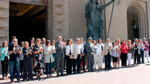 La Corporaci&oacute;n seguir&aacute; concentr&aacute;ndose a las puertas del Ayuntamiento