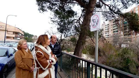 Se han instalado 27 placas en 15 plazas y otros lugares para recordar que la Ordenanza Municipal proh&iacute;be alimentar a animales en la v&iacute;a p&uacute;blica