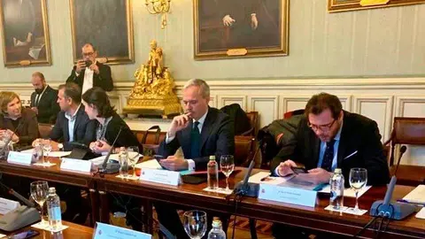 Azc&oacute;n ha asistido como portavoz del Grupo Popular en la FEMP a la
Comisi&oacute;n Nacional de Administraci&oacute;n Local 