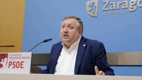 Alfonso G&oacute;mez G&aacute;mez en la sala de prensa del Ayuntamiento de Zaragoza