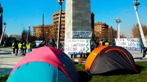 Los jardineros han optado por instalarse con tiendas de campa&ntilde;a en la plaza de Europa &ldquo;el tiempo necesario&rdquo;