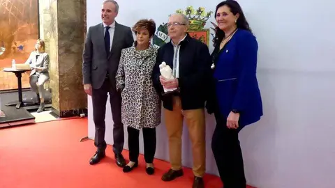 El alcalde ha recibido a los 175 matrimonios en el Teatro Principal