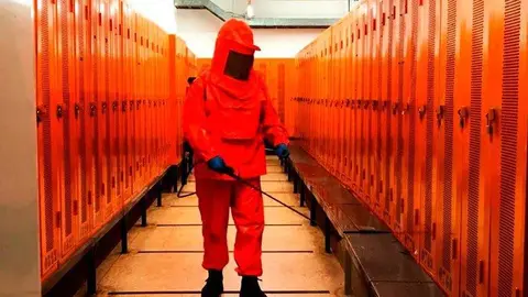 Las zonas comunes, como los vestuarios, ser&aacute;n diariamente desinfectados con r&aacute;fagas de hipoclorito