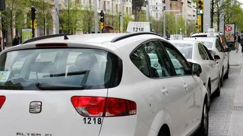 La &ldquo;Caravana Verde&rdquo; de taxistas ha decidido llevar publicidad gratuita con el fin de favorecer a los comerciantes de proximidad