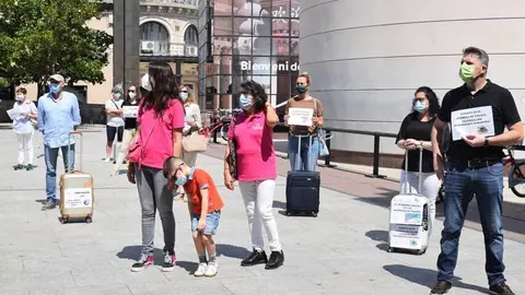 Representantes de las cerca de 200 peque&ntilde;as agencias activas en Arag&oacute;n se han concentrado, maleta de viaje y pancarta en mano, en se&ntilde;al de protesta