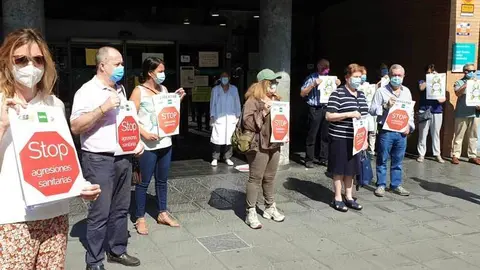 Los profesionales se han concentrado en el Jos&eacute; Ram&oacute;n Mu&ntilde;oz Fern&aacute;ndez, Centro de Salud en el que sucedi&oacute; la &uacute;ltima agresi&oacute;n este fin de semana