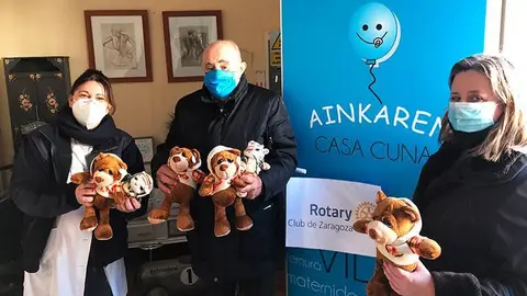 De izquierda a derecha: Susana Gil (de Ainkaren), Jes&uacute;s Bar&oacute;n y Mercedes Muro, de Rotary Club de Zaragoza