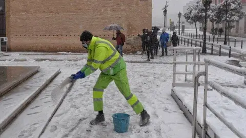 El Gobierno de Zaragoza ha defendido el operativo para hacer frente a las nevadas de la borrasca Filomena realizado en los barrios rurales y ha acusado al PSOE de hacer pol&iacute;tica de &ldquo;bajo nivel&rdquo;