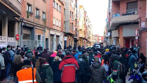 La gran cantidad de personas que han acudido a la concentraci&oacute;n han conseguido parar el desahucio 