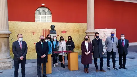 El presidente de la DGA ha estado acompa&ntilde;ado por la directora, el productor y las actrices de la pel&iacute;cula, el consejero de Cultura, Felipe Faci, y el director general de Cultura, V&iacute;ctor Lucea