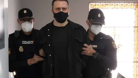 "Igor el Ruso", de la mano de dos agentes policiales hacia el juicio // Foto: EFE