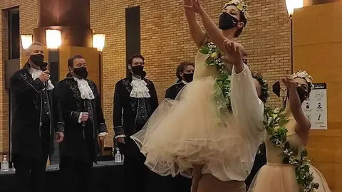 M&uacute;sica y danza en el espect&aacute;culo de B Vocal