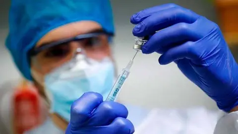 El inmun&oacute;logo Alfredo Corell se decanta por completar la vacunaci&oacute;n con AstraZeneca a quieren recibieron la primera dosis. Foto: Servimedia 