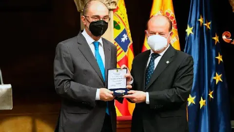 Lamb&aacute;n ha entregado la medalla al M&eacute;rito Cultural a la Hermandad de San Juan de la Pe&ntilde;a