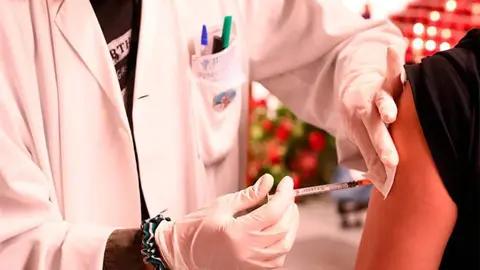 Se continuar&aacute; vacunando con AstraZeneca a las personas de 60 a 69 a&ntilde;os