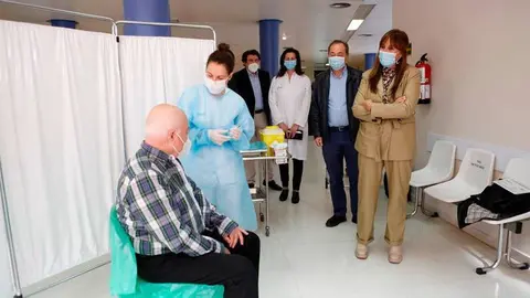 La consejera de Sanidad, Sira Repoll&eacute;s, y el gerente del Salud, Jos&eacute; Mar&iacute;a Arnal, han visitado el centro de salud Las Fuentes Norte