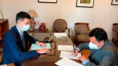 El presidente del Colegio de Mediadores de Seguros de Zaragoza, Miguel de las Morenas, y el director general de Avanza Previsi&oacute;n, Ra&uacute;l Casado, durante la firma