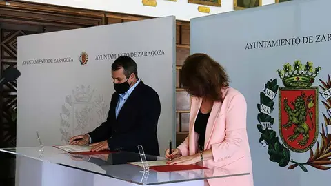 Jos&eacute; Antonio Pueyo y Carmen Herrarte, durante la firma 