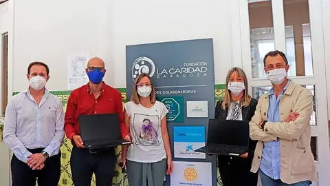 De izquierda a derecha.- Lucio de la Cruz, secretario de Rotary Club Zaragoza; el tesorero de Rotary Club Zaragoza, Manuel de Codes; la presidenta de Rotary Club Zaragoza, Elena Sabroso; la directora de Secundaria del colegio Cant&iacute;n y Gamboa, Matilde Buitrago, y el director de Fundaci&oacute;n La Caridad, Daniel Gimeno