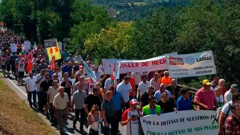 Una manifestaci&oacute;n en A&iacute;nsa en 2019 pidiendo la retirada del oso y el lobo del Pirineo 