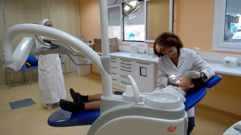 Ciertos productos sanitarios y tratamientos pueden provocar graves problemas en la salud bucodental