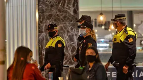 Los agentes pusieron casi 500 sanciones por fumar sin mantener la distancia en terrazas