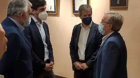 El eurodiputado de Cs Adri&aacute;n V&aacute;zquez, junto a Daniel P&eacute;rez Calvo, han visitado este martes al Justicia