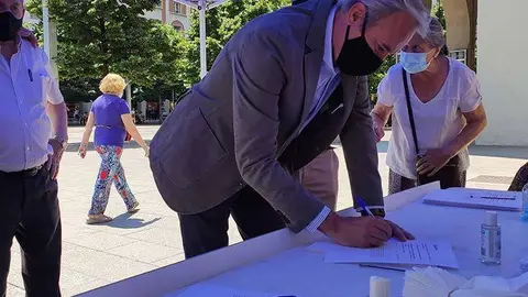 El popular ha firmado en la mes que su partido ha instalado en Zaragoza para recoger apoyos en contra de los indultos