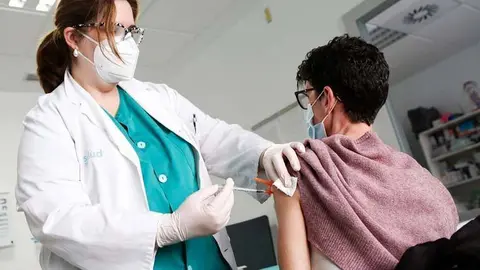 La campa&ntilde;a de vacunaci&oacute;n se centrar&aacute; de momento en los mayores de 18 a&ntilde;os