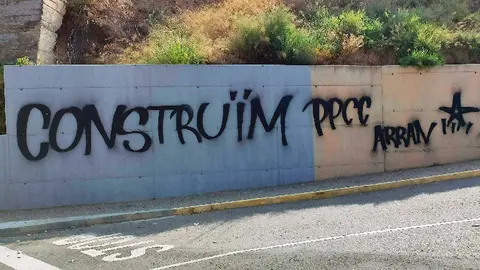 Las pintadas est&aacute;n firmadas por Arran, organizaci&oacute;n independentista vinculada con la CUP