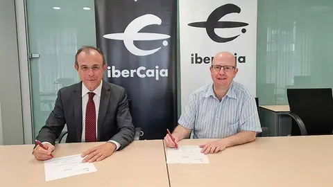 El director territorial de Ibercaja en Arag&oacute;n, Antonio Lacoma, y el director del festival, Ra&uacute;l Garc&iacute;a Medrano, durante la firma 