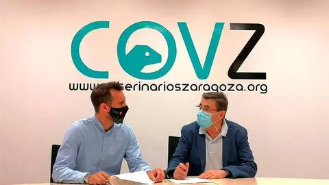 El consejero de Participaci&oacute;n, Javier Rodrigo, y el presidente del Colegio Oficial de Veterinarios de Zaragoza, Jes&uacute;s Garc&iacute;a, durante la firma del acuerdo