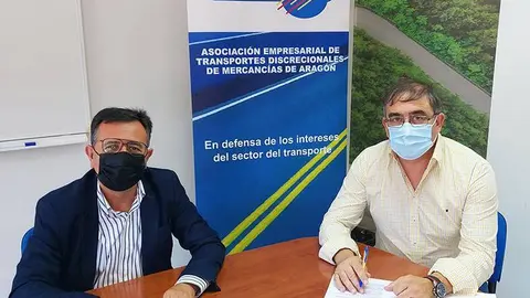 Miguel de las Morenas, director de Kalibo, y Jos&eacute; Antonio Moliner, presidente de Tradime, en la firma