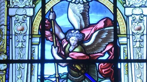 La vidriera de la capilla, dedicada a San Miguel, es la &uacute;nica original que se conserva en la villa