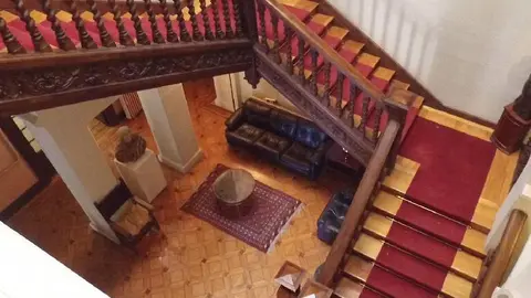 La escalera en tres tramos de madera tallada es uno de los grandes atractivos de la villa