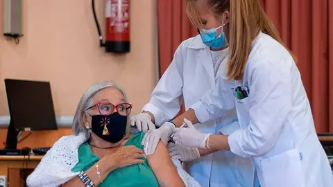La zaragozana Emilia N&aacute;jera ha vuelto a ser una de las primeras en recibir esta nueva dosis