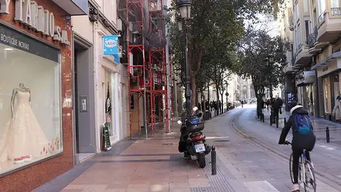 Se promueve la sostenibilidad en el transporte, sugiriendo el uso de la bicicleta o ir andando al trabajo
