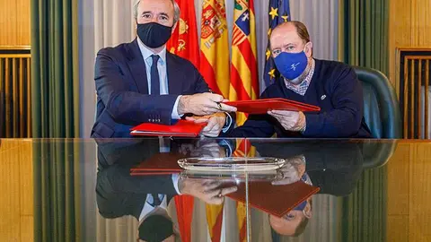El alcalde de Zaragoza, Jorge Azc&oacute;n, y el presidente de Coapema, Teodoro Corchero, en la firma del convenio. Foto: Daniel Marcos