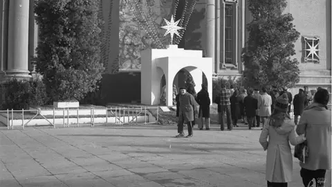 Plaza del Pilar. Nacimiento patrocinado por el Ayuntamiento de Zaragoza, germen del actual. Lee Weatherly. 1973. Colecci&oacute;n Manuel Ord&oacute;&ntilde;ez.