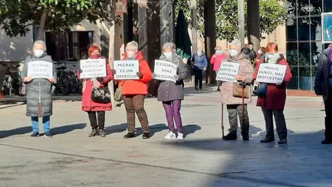Las personas asistentes han portado carteles con los siguientes mensajes: &ldquo;Exigimos v&iacute;as seguras&rdquo;, &ldquo;No m&aacute;s muertes en nuestras fronteras&rdquo;, &ldquo;Menos muros, m&aacute;s respuestas&rdquo;, &ldquo;No m&aacute;s sue&ntilde;os ahogados&rdquo;, &ldquo;Ning&uacute;n ser humano es ilegal&rdquo;, &ldquo;Migrar es un derecho"