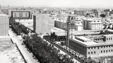 Paseo de Fernando el Cat&oacute;lico desde la torre de la Feria de Muestras. Jos&eacute; Borobio Ojeda. 1952. Colecci&oacute;n Pilar Borobio.