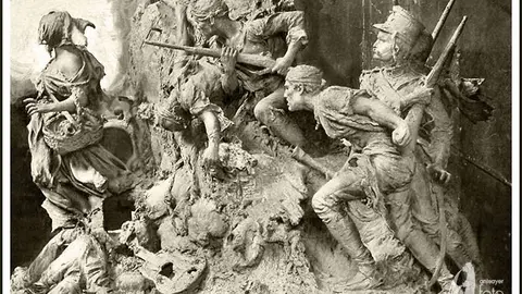 Desgarradora escena del Monumento a los Sitios en la que Agustina de Arag&oacute;n, acompa&ntilde;ada de otros defensores de la ciudad, se dispone a encender la mecha del ca&ntilde;&oacute;n en la defensa del Portillo. Modelo de yeso para el altorrelieve de bronce. &ldquo;La Ilustraci&oacute;n Art&iacute;stica&rdquo;. N&ordm; 1402. 09/11/1908